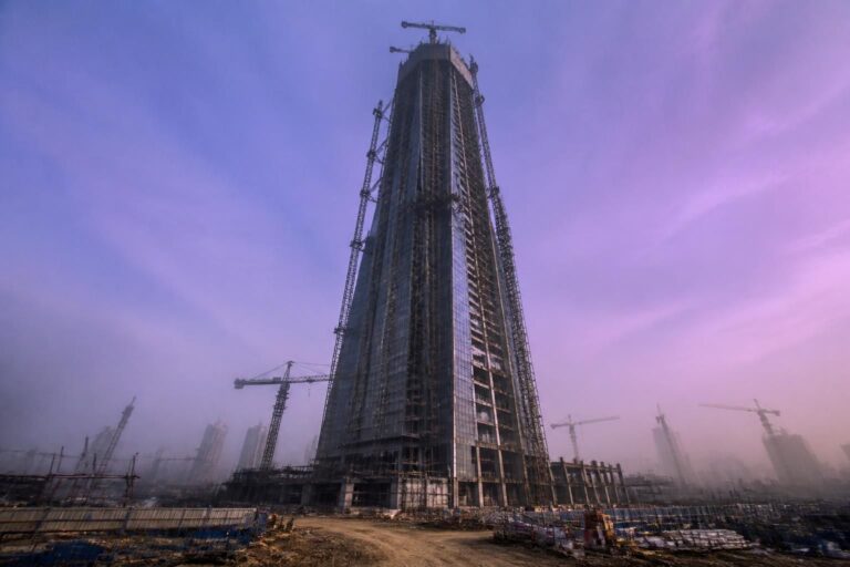 Ce gratte-ciel de 595 mètres en Chine, en chantier depuis 2008, reste entièrement inoccupé : les mystères d&rsquo;une tour fantôme