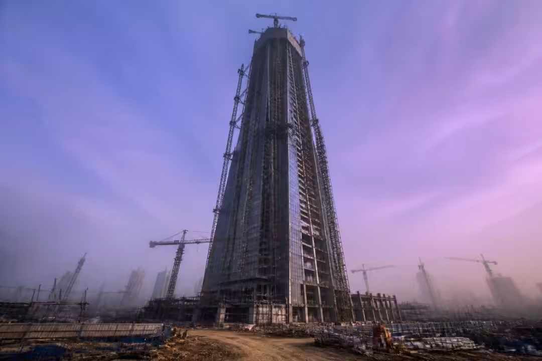 découvrez l'histoire fascinante de ce gratte-ciel chinois de 595 mètres, en chantier depuis 2008, qui reste totalement inoccupé. plongez dans les mystères de cette tour fantôme emblématique.