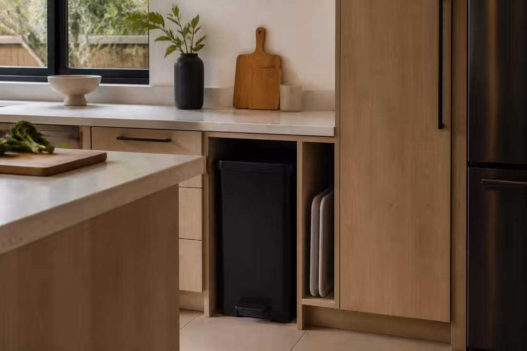découvrez l'astuce prentout pour intégrer une poubelle pratique et discrète directement dans votre plan de travail cuisine, optimisant ainsi votre espace et facilitant le tri des déchets.